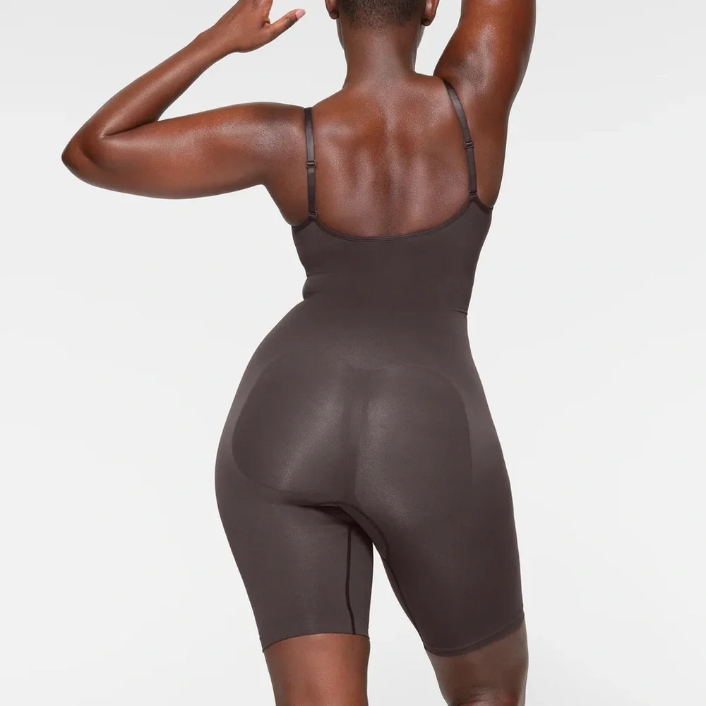 Skims Everyday Sculpt Above The Knee Short Color Espresso - Picture 2 of 3